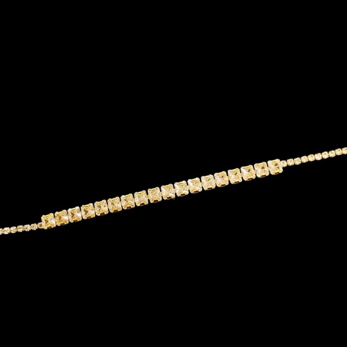 Stylish yet elegant look with combination of Large and small zirconia diamonds