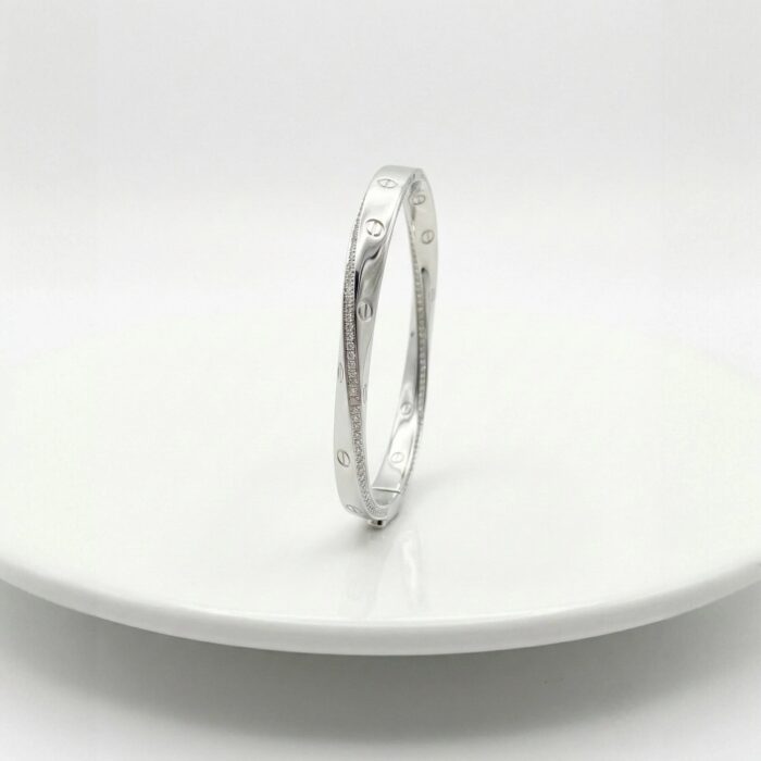 Close up of the pure silver bracelet | Great gift for her