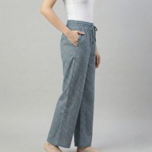 Side pockets for comfortable everyday use