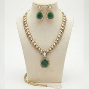 Elegant Kundan necklace with matching earrings