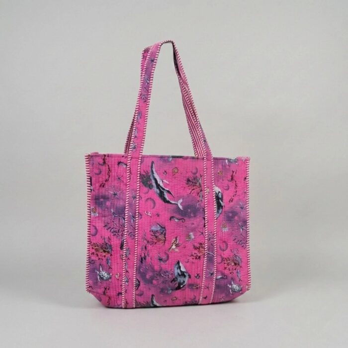 Spacious quilted tote bag with inside pocket