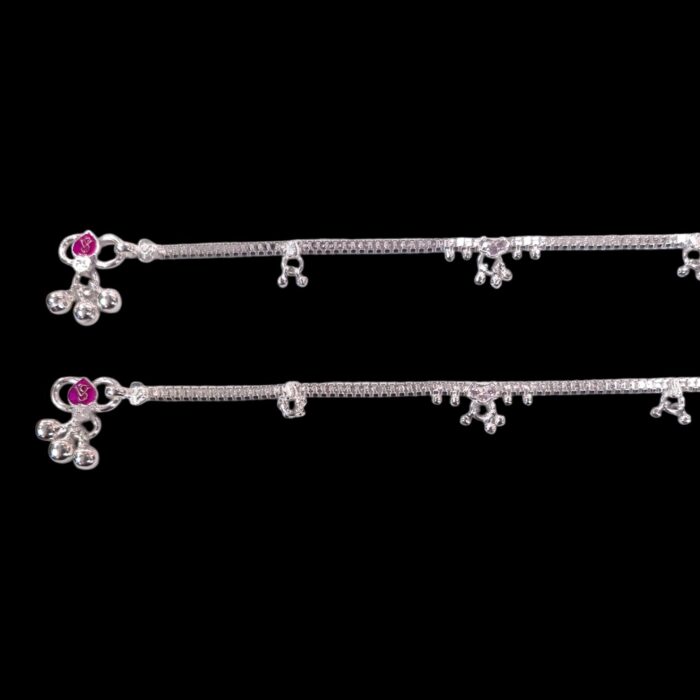 Close up of the pure silver anklets for women