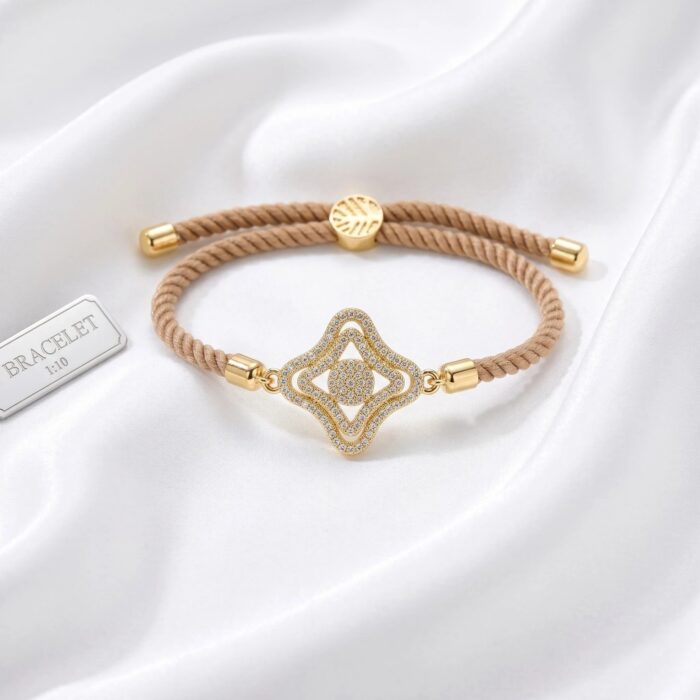 Adjustable clover bracelet for women with sparkling Ad stones