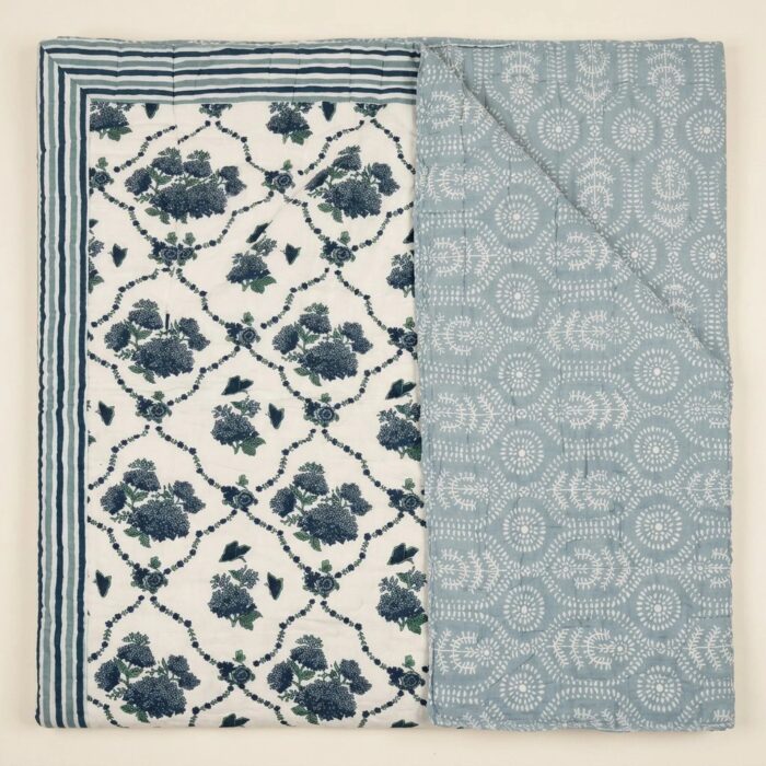 Dual side prints on this cotton quilt for King size bed